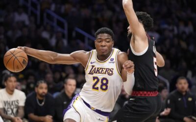 Davis y Hachimura lideran a Lakers ante Trail Blazers, una lesión deja sentado a LeBron