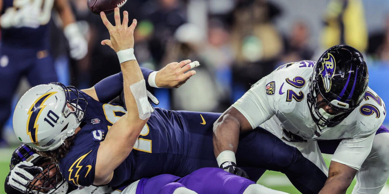 Flowers anota por aire y por tierra y los Ravens dominan 20-10 a los Chargers