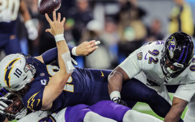 Flowers anota por aire y por tierra y los Ravens dominan 20-10 a los Chargers