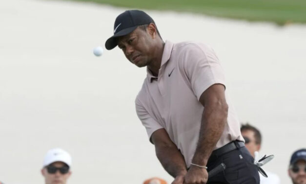 Woods pasa apuros al final de la primera ronda en Bahamas, su primer torneo en 8 meses