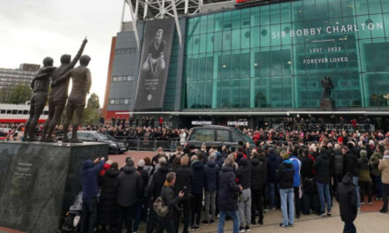 Aficionados y figuras dan último adiós a Bobby Charlton
