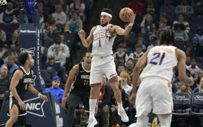 Booker hunde a los Grizzlies con 40 puntos