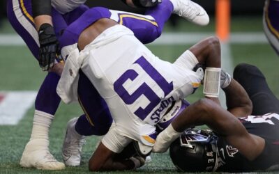 Dobbs brilla con 2 pases de anotación y corre para otra en triunfo de Vikings 31-28 sobre Falcons