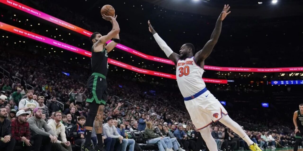 Tatum anota 35 puntos, 17 en el cuarto periodo, para guiar a Celtics a vencer 114-98 a Knicks