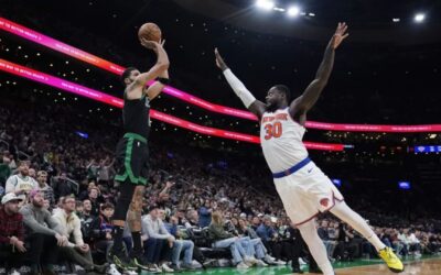 Tatum anota 35 puntos, 17 en el cuarto periodo, para guiar a Celtics a vencer 114-98 a Knicks