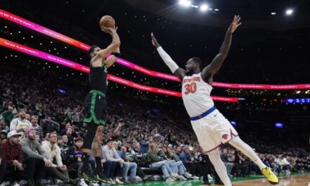 Tatum anota 35 puntos, 17 en el cuarto periodo, para guiar a Celtics a vencer 114-98 a Knicks