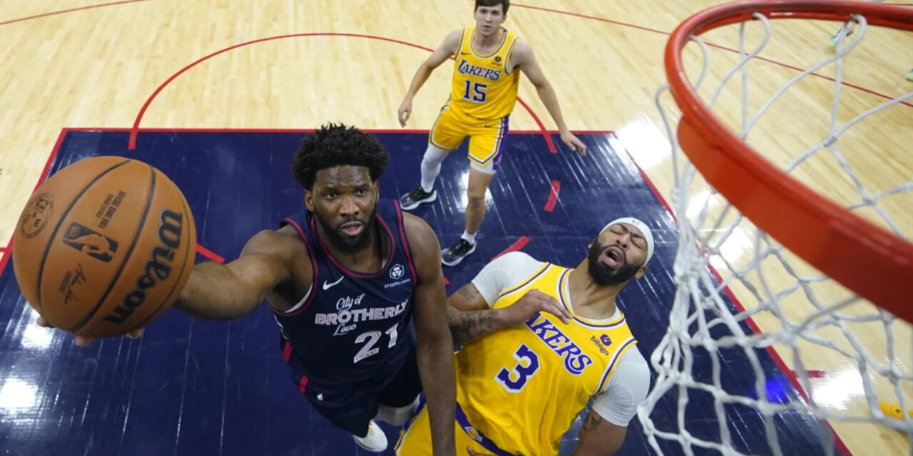 Sexto triple doble de Joel Embiid en su carrera ayuda a 76ers a arrollar a Lakers 138-94