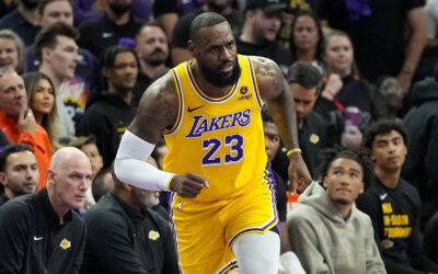 James anota 32 puntos; Lakers remontan y superan a Suns