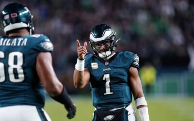Jalen Hurts se sacude una lesión en la rodilla y lidera a Eagles a vencer 28-23 a Cowboys