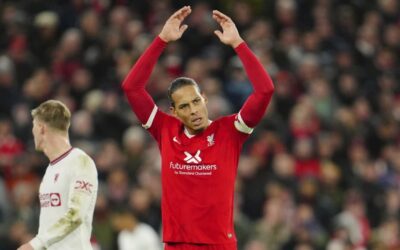 Manchester United maniata a Liverpool y Arsenal alcanza la cima de la Premier