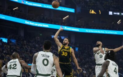 Curry anota 33 puntos; Warriors se imponen a Celtics en tiempo extra