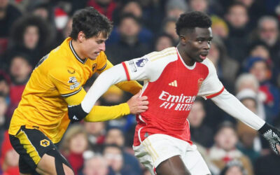 Arsenal extiende su ventaja en la cima de la Liga Premier con triunfo 2-1 ante Wolverhampton