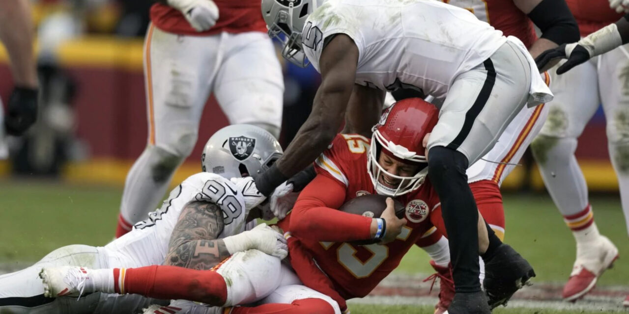 Raiders sorprenden a Chiefs con 2 touchdowns defensivos en triunfo por 20-14