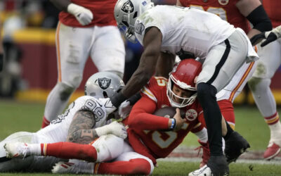 Raiders sorprenden a Chiefs con 2 touchdowns defensivos en triunfo por 20-14