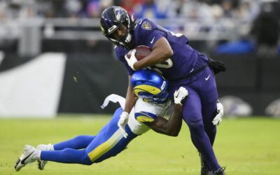 Wallace regresa despeje y anota en tiempo extra; Ravens superan 37-31 a Rams