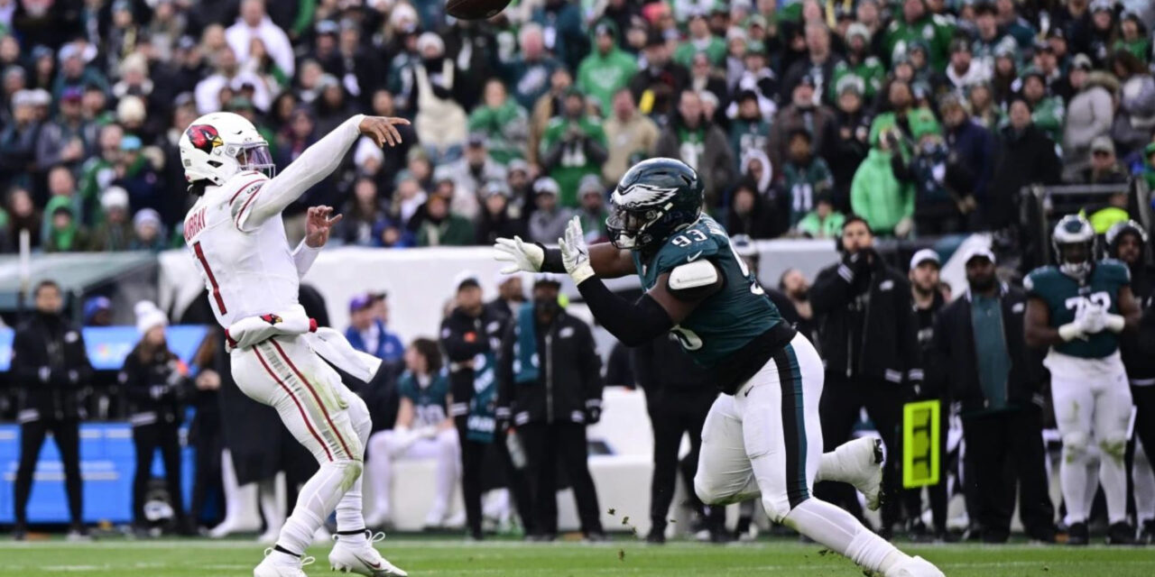 Cardinals trastornan a los Eagles y remontan para ganar 35-31