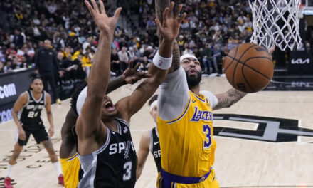 Davis ayuda a que Lakers derroten a Spurs pese a ausencia de LeBron
