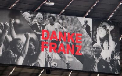 Miles despiden a Beckenbauer en memorial en el estadio del Bayern Munich