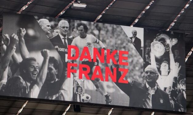 Miles despiden a Beckenbauer en memorial en el estadio del Bayern Munich