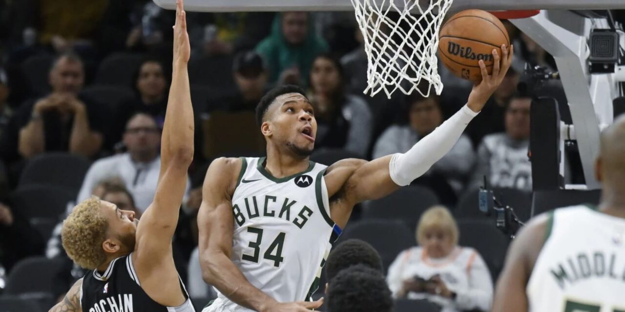 Antetokounmpo brilla con 44 puntos y Bucks vencen 125-121 a Spurs