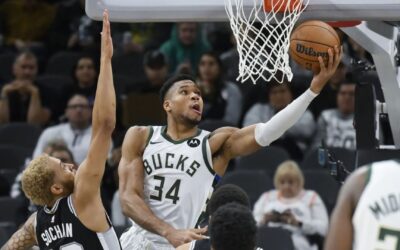 Antetokounmpo brilla con 44 puntos y Bucks vencen 125-121 a Spurs