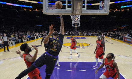 Con 41 puntos de Davis, Lakers superan a Raptors