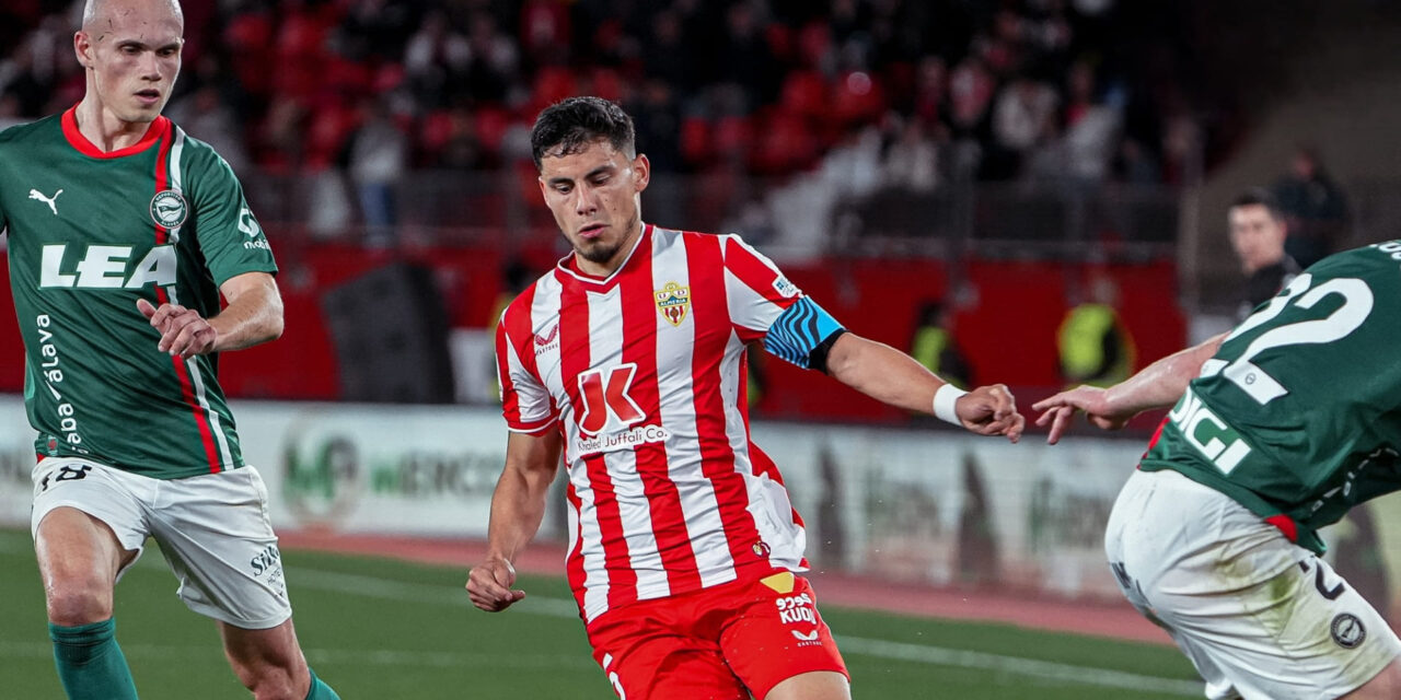 César Montes y Almería son goleados