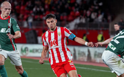 César Montes y Almería son goleados