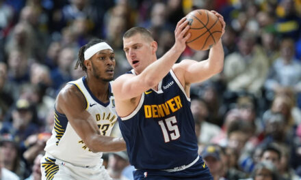 Jokic comanda ofensiva balanceada de Nuggets en triunfo 117-109 sobre Pacers