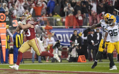 McCaffrey logra 2 touchdowns y 49ers eliminan a empeñosos Packers por 24-21