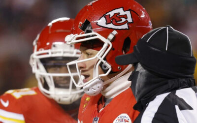 Ingenieros de NFL examinan el casco de Patrick Mahomes que se rompió en Chiefs-Dolphins