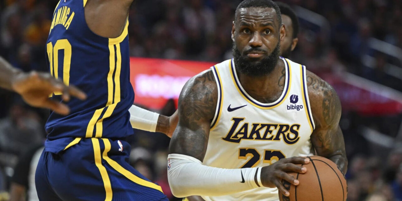 James supera a Curry en el duelo, con triple doble; Lakers vencen a Warriors en doble prórroga