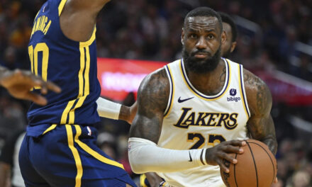 James supera a Curry en el duelo, con triple doble; Lakers vencen a Warriors en doble prórroga