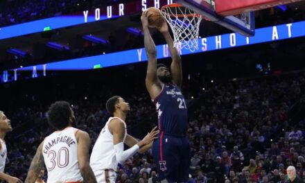 Joel Embiid establece récord para la franquicia con 70 puntos en triunfo de 76ers sobre Spurs