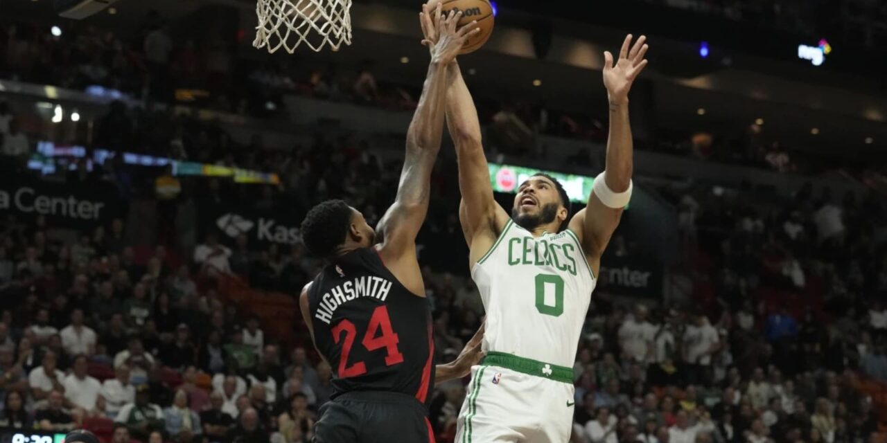 Tatum anota 26 y Celtics aplastan a Heat 143-110 en la revancha de la final del Este