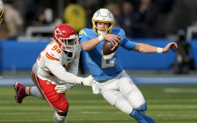 Goles de campo de Harrison Butker impulsan a Chiefs a vencer 13-12 a los Chargers
