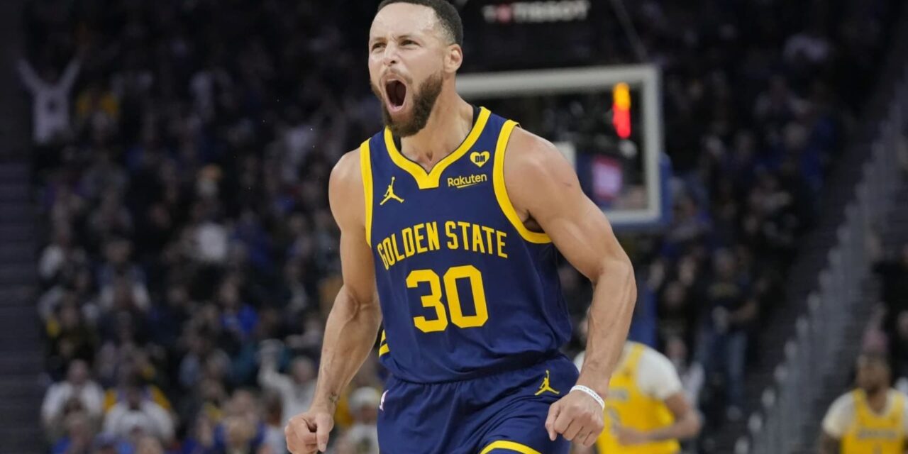 Curry suma 32 puntos; Warriors aprovechan ausencia de LeBron y derrotan a Lakers