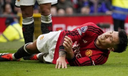 Lisandro Martínez del United estará fuera al menos 8 semanas por lesión en la rodilla