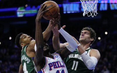 Bucks derrotan 119-98 a 76ers en retorno de Doc Rivers a Filadelfia