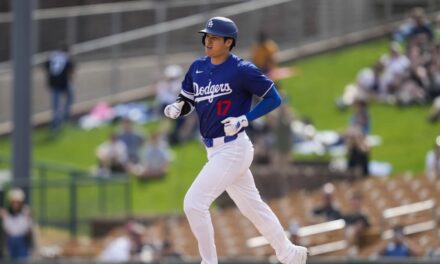 Shohei Ohtani batea jonrón de 2 carreras en su debut de pretemporada con Dodgers