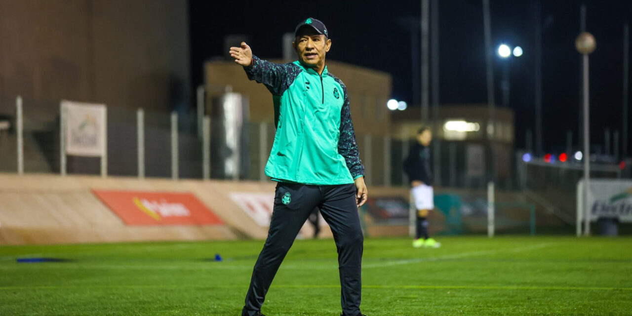 Ignacio Ambriz llega al banquillo de Santos Laguna