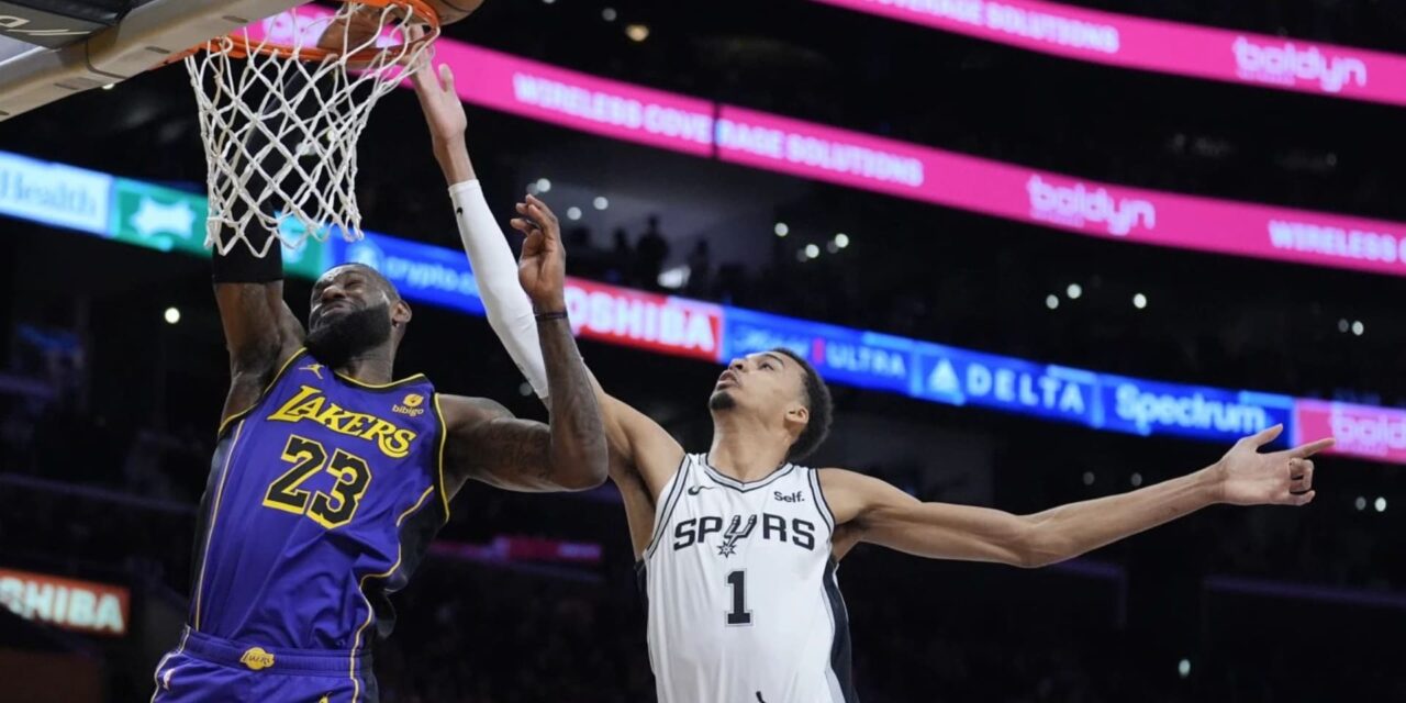 LeBron produce 30 puntos y Lakers se imponen 123-118 a Spurs