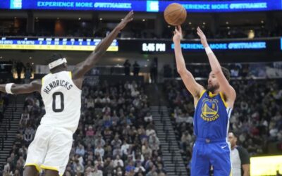 Thompson luce en inusitado duelo como suplente; Warriors superan a Jazz