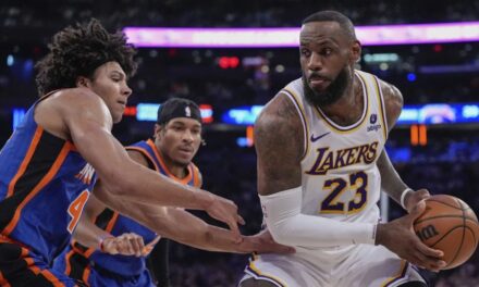 James y Lakers doblegan a Knicks y les cortan racha de 9 triunfos