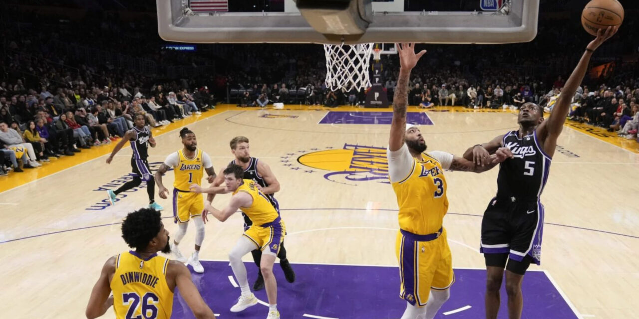 Fox empata su mejor marca con 44 puntos; Kings doblegan 130-120 a Lakers