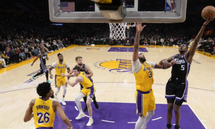 Fox empata su mejor marca con 44 puntos; Kings doblegan 130-120 a Lakers