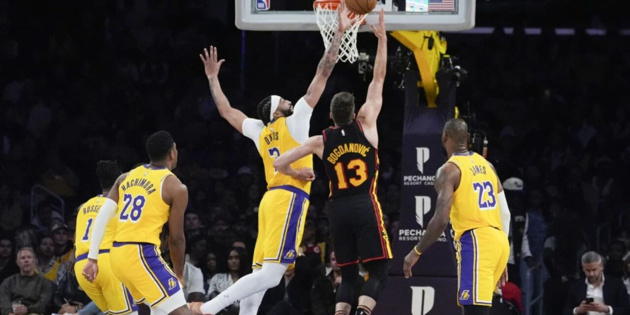 LeBron encesta 25 puntos, Russell iguala récord de triples de Lakers en triunfo sobre Hawks