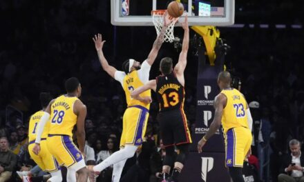LeBron encesta 25 puntos, Russell iguala récord de triples de Lakers en triunfo sobre Hawks