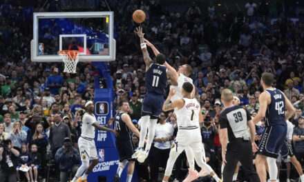 Irving encesta a la carrera y sobre la bocina le da el triunfo a Mavericks 107-105 sobre Nuggets