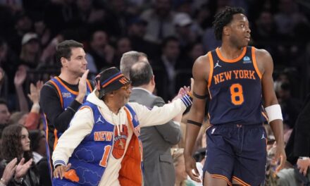 Anunoby regresa, Hart firma un triple-doble y Knicks superan 106-79 a 76ers